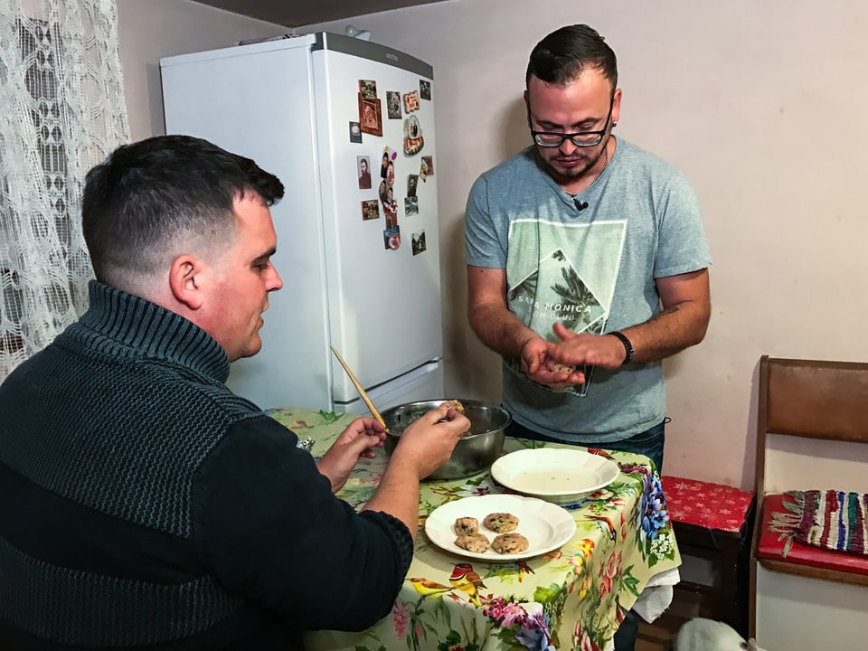 Kochen rumänische Fleischklösse: Michael Haymoz und Mircea Mathis.
