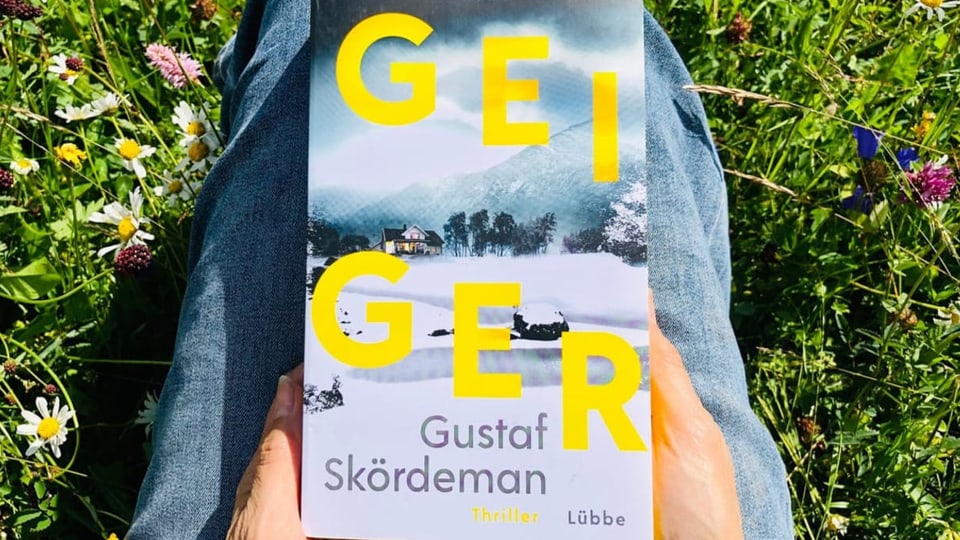 Das Buch «Geiger» von Gustaf Skördeman liegt auf Annette Königs Knien