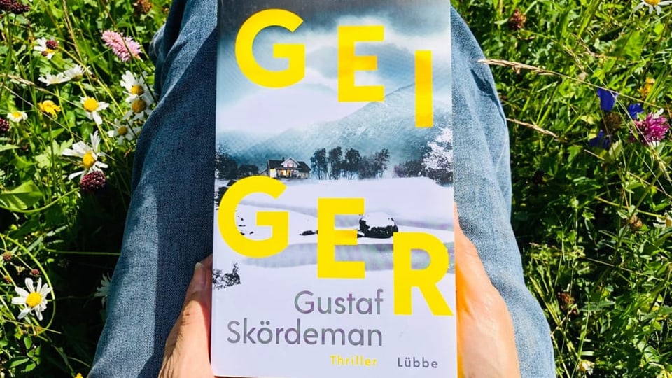 Buchtipp Nummer 2 Das Buch «Geiger» von Gustaf Skördeman liegt auf Annette Königs Knien