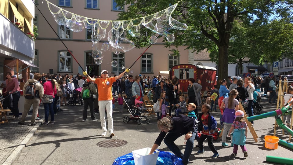 Die Einweihungsfeier des Familienzentrums fand wegen des schönen Wetters draussen statt.