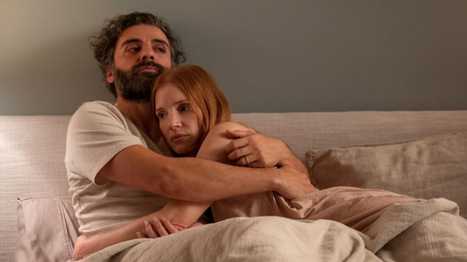 Oscar Isaac und Jessica Chastain umarmen sich im Bett.