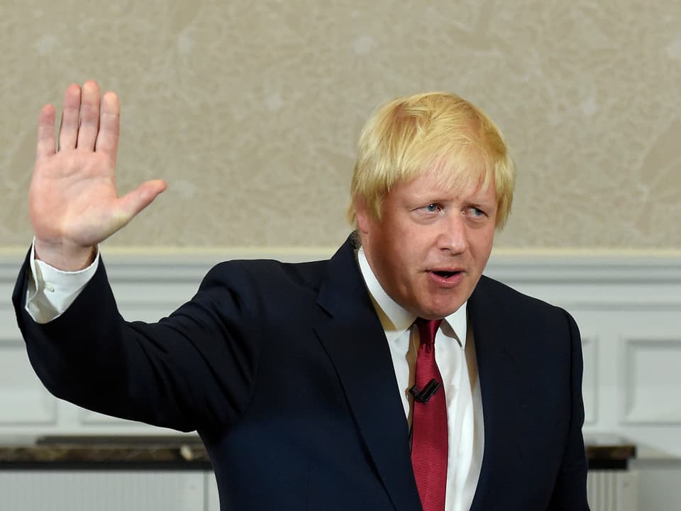 Boris Johnson hält rechte Hand hoch