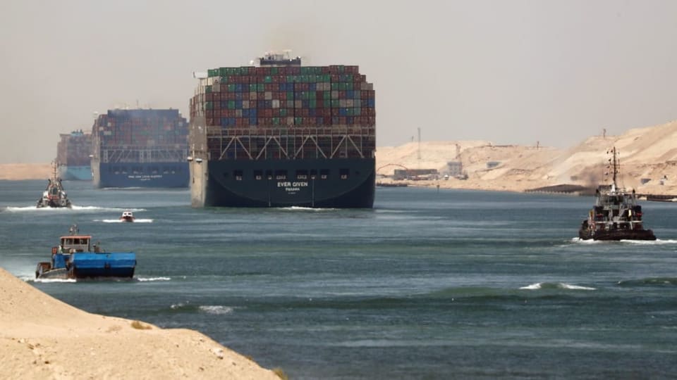 Schiffe auf dem Suezkanal.