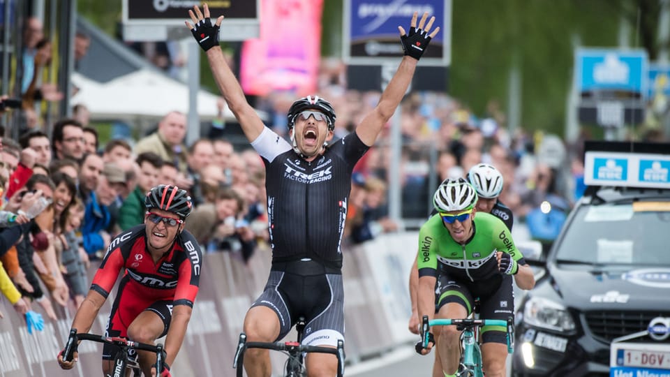 Fabian Cancellara reisst im Ziel bei der Flandern-Rundfahrt die Arme in die Höhe.