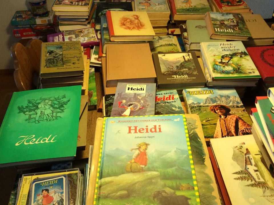Ein Tisch mit stapelweise Heidi-Büchern. 