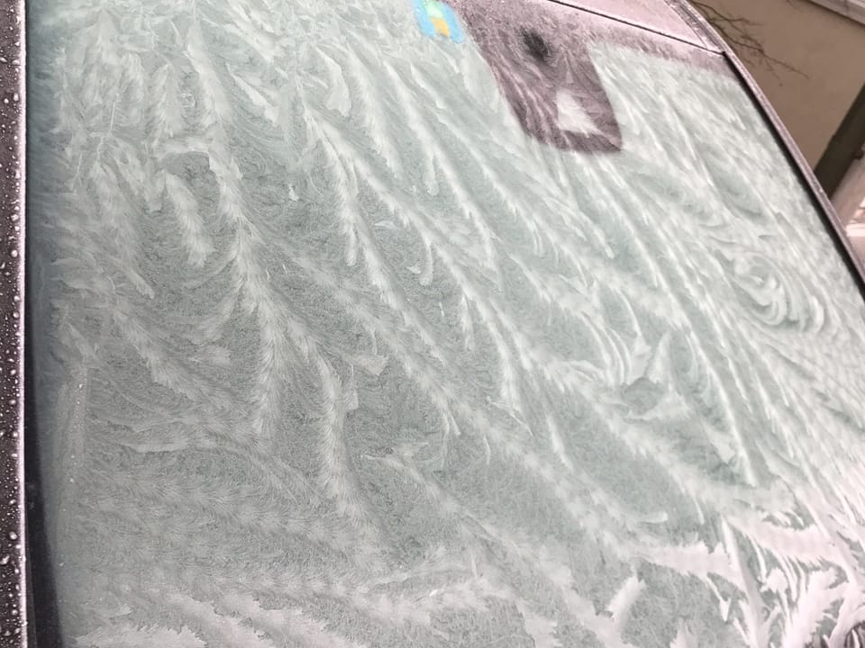 Eisblumen auf einer Autoscheibe