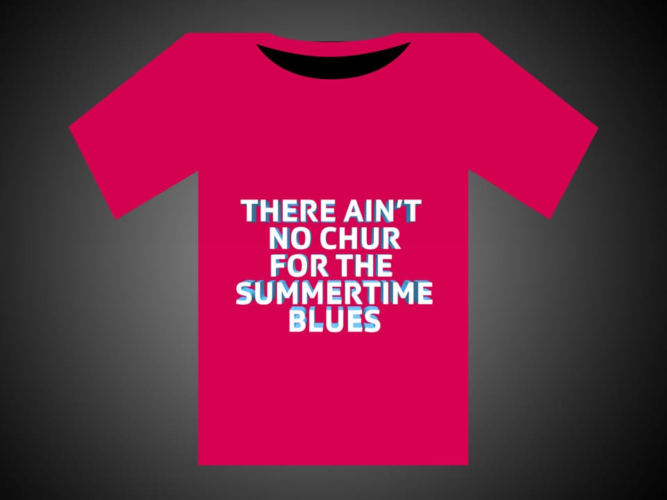 Weisse Schrift auf rotem T-Shirt: There Ain’t No Chur For The Summertime Blues.