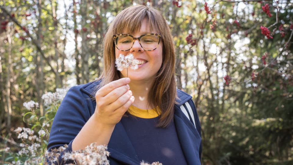 Beatrice Kern pustet die Blume.