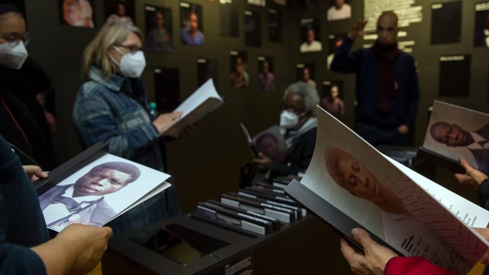 Menschen in einer Ausstellung