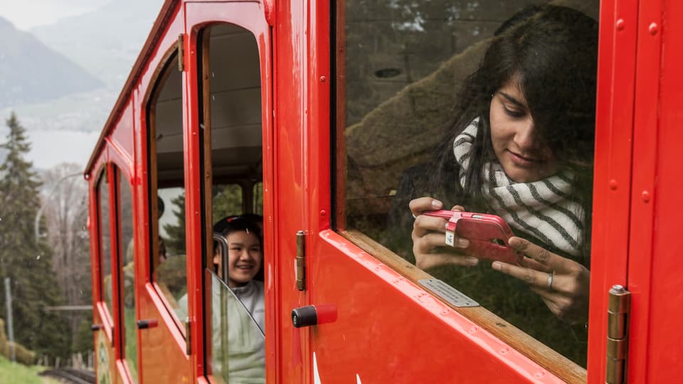 Touristen fahren mit der Zahnradbahn auf den Pilatus – das Handy immer bereit (Archivbild).