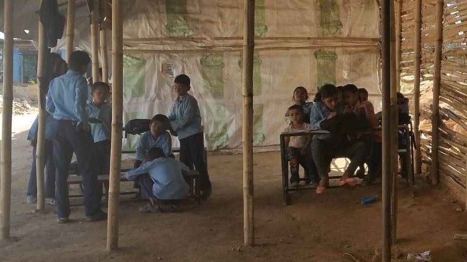Ein Schulprovisorium in Nepal ein halbes Jahr nach den Erdbeben