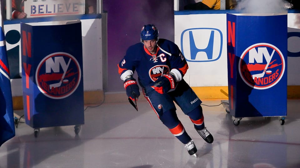 Mark Streit betritt im Captain-Dress der New York Islanders das Eis zwischen 2 Säulen.