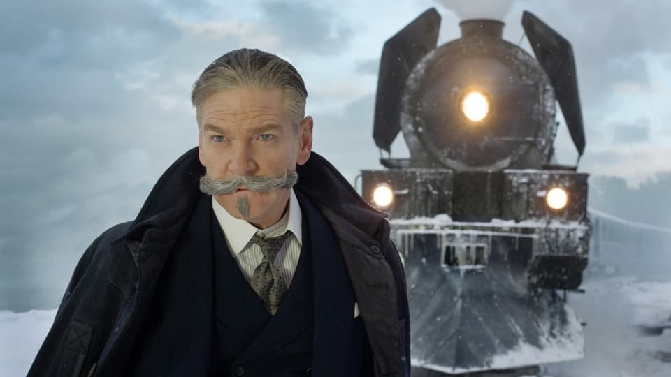 Hercule Poirot vor dem Orient Express. 