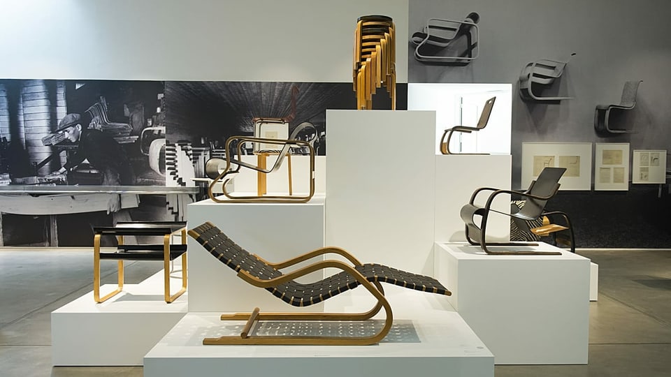 Eine Auswahl von Aalto-Möbeln, kuratiert vom Vitra Design Museum anno 2014.