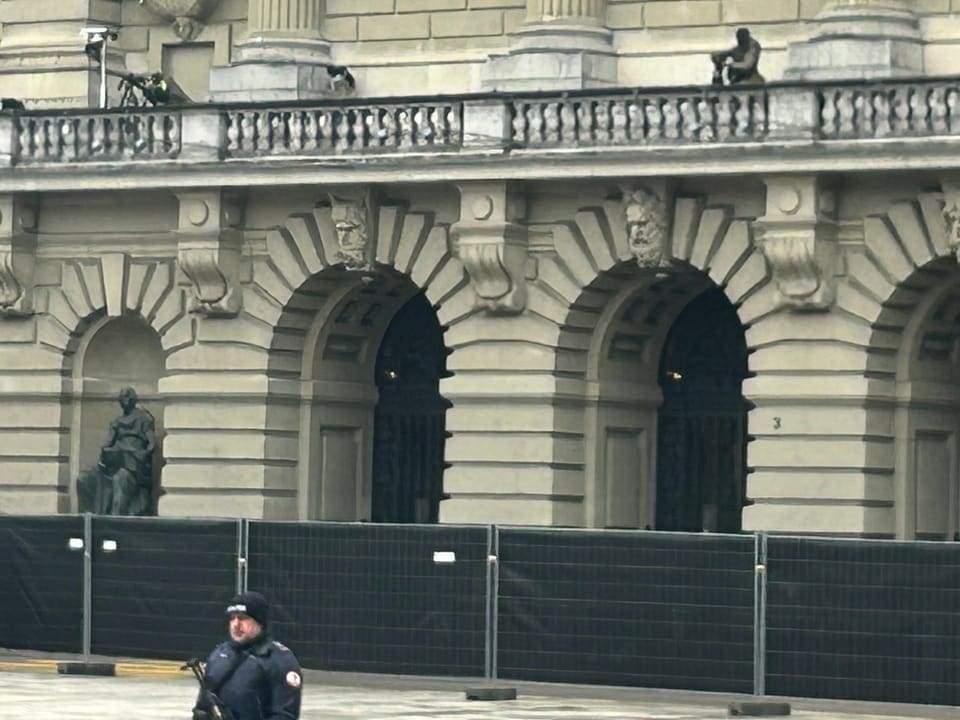 Scharfschützen auf Balkon des Bundeshauses