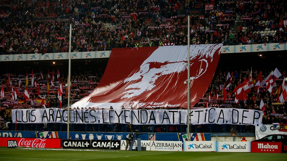 Die Atletico-Fans halten ein Transparent in die Höhe, welches Aragones zeigt 