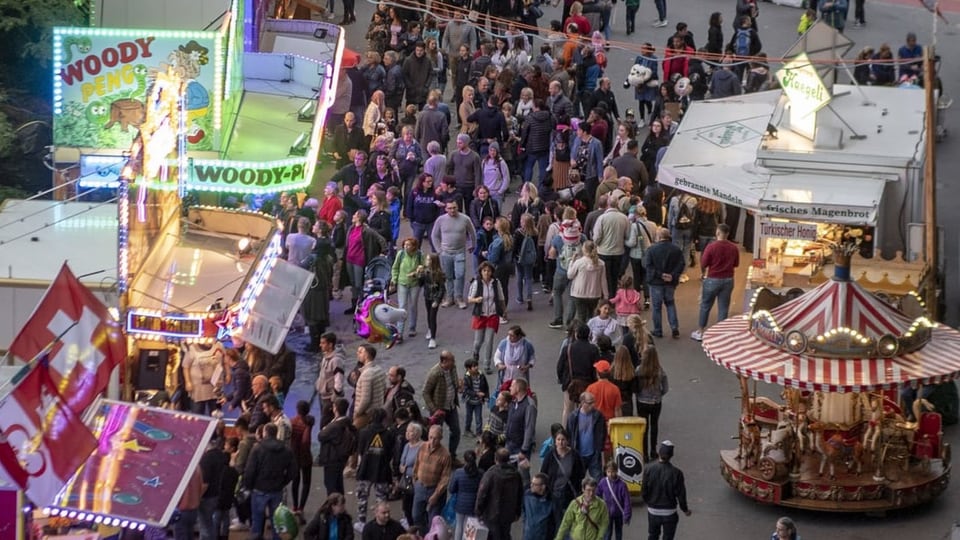 Viele Leute an der Herbstmesse Luzern