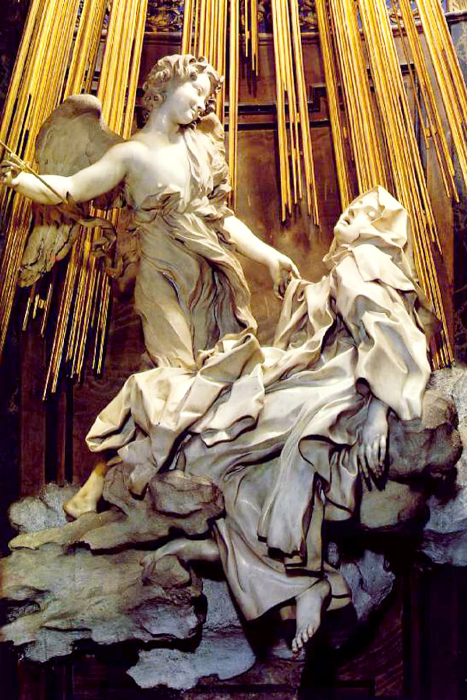 Eine Marmorstatue steht unter goldenen Strahlen: Sie zeigt eine Frau in wallenden Gewändern, junger Engel mit Pfeil zielt auf sie.