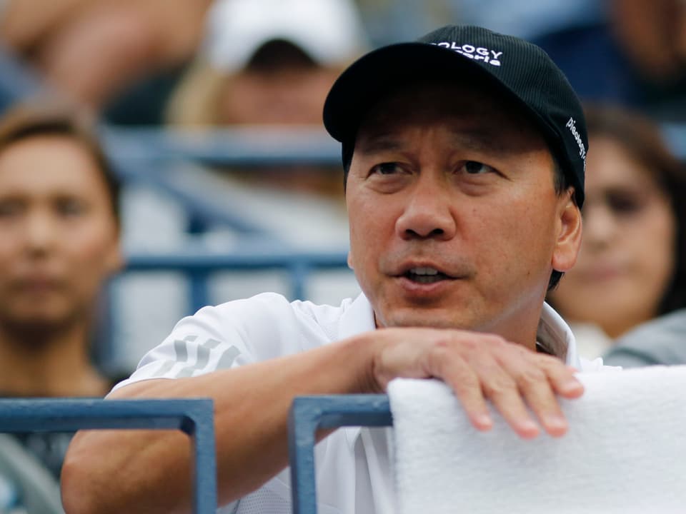 Michael Chang sitzt an den US Open 2014 in der Players-Box von Kei Nishikori.