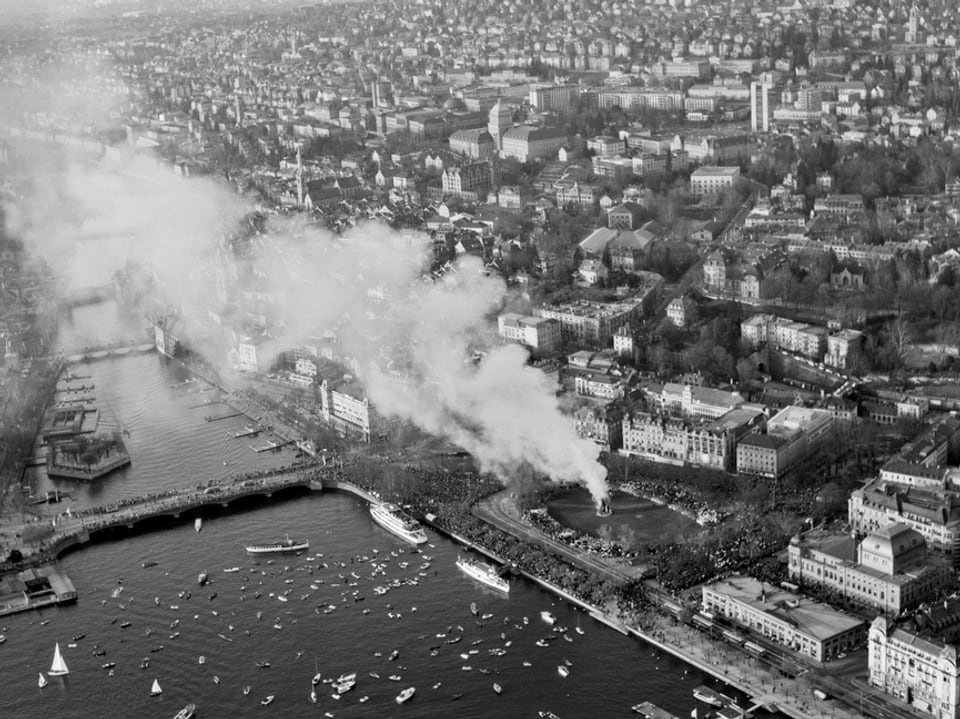 Historische Luftaufnahme zeigt den brennenden «Böögg» auf dem Zürcher Sechseläutenplatz.