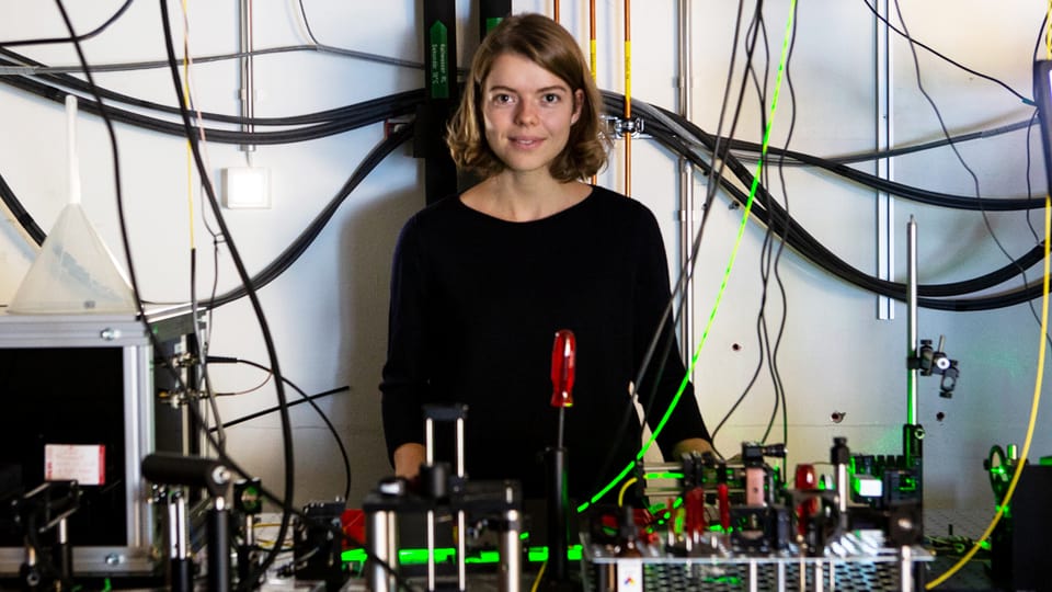 Eine junge Frau in einem Laboratorium.