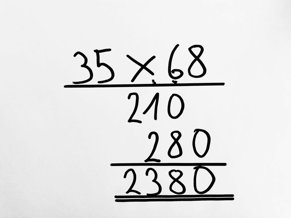 Wie war das nochmals mit dem schriftlichen Multiplizieren? Auf einem Blatt steht die schriftliche Multiplikation von 35 x 68