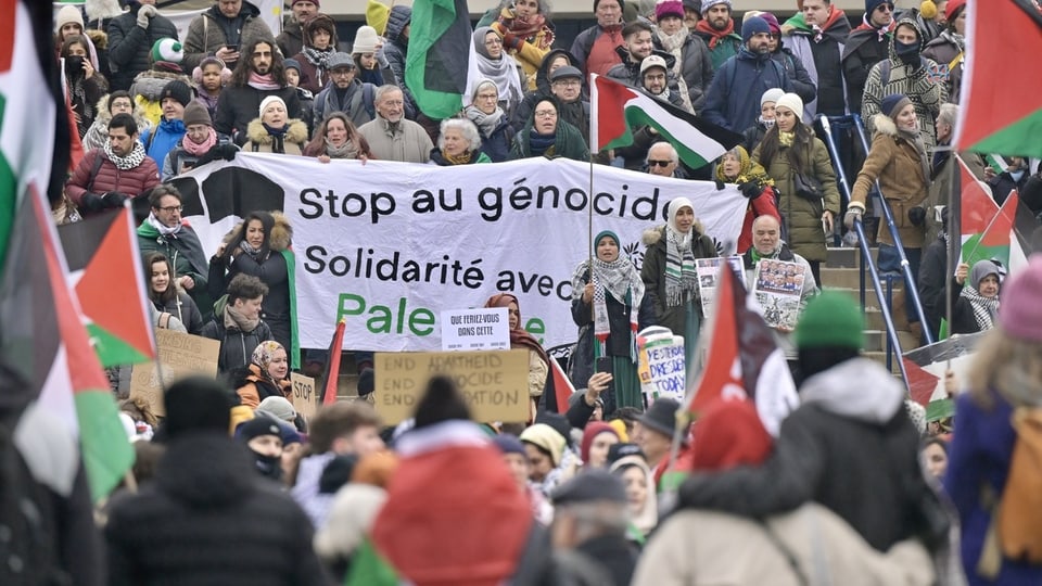 Mehrere Tausend Menschen versammeln sich an der propalästinensischen Kundgebung in Basel.