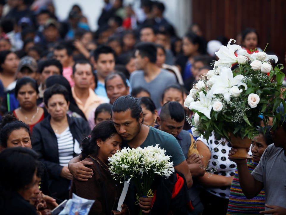 In Alotenango trauern Menschen um die vielen Opfer der Katastrophe. (reuters)