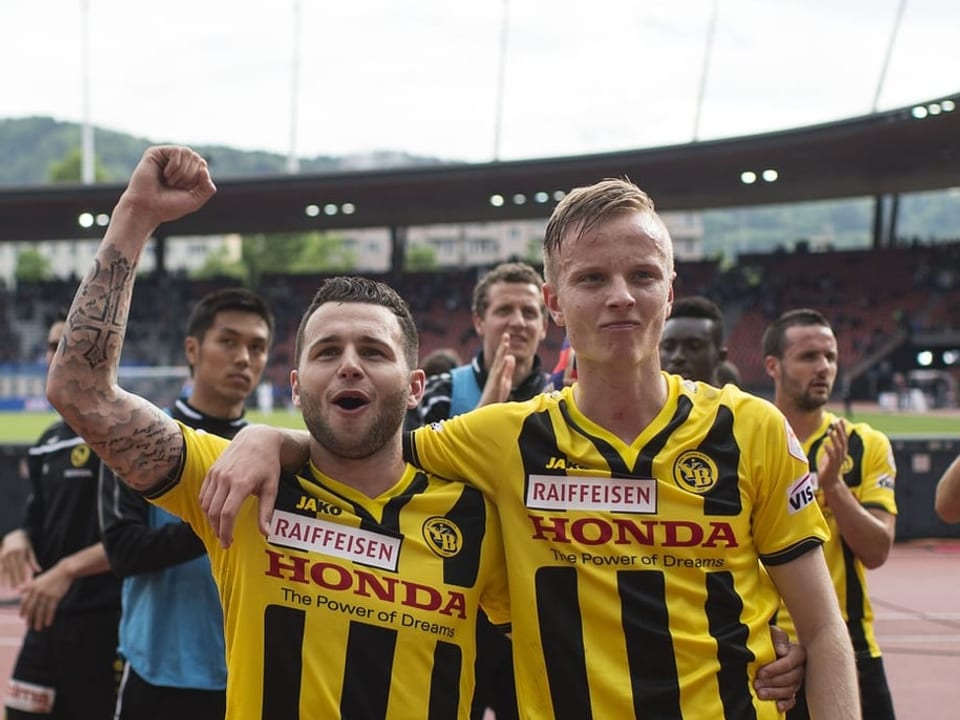 Florent Hadergjonaj jubelt zusammen mit Renato Steffen den Fans zu.