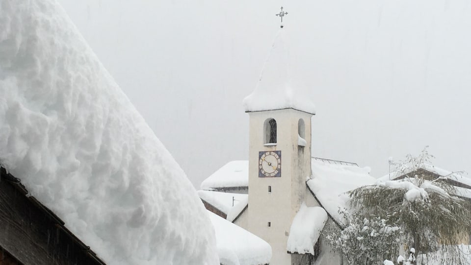 Verschneite Kirche im Münstertal.