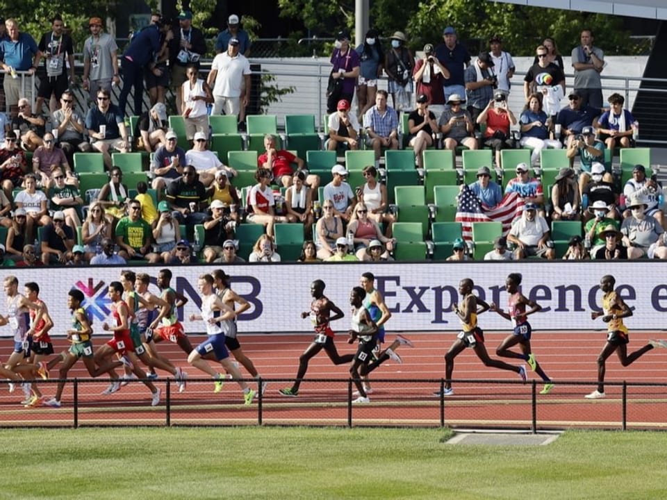 Leere Ränge und davor Athleten bei einem Rennen