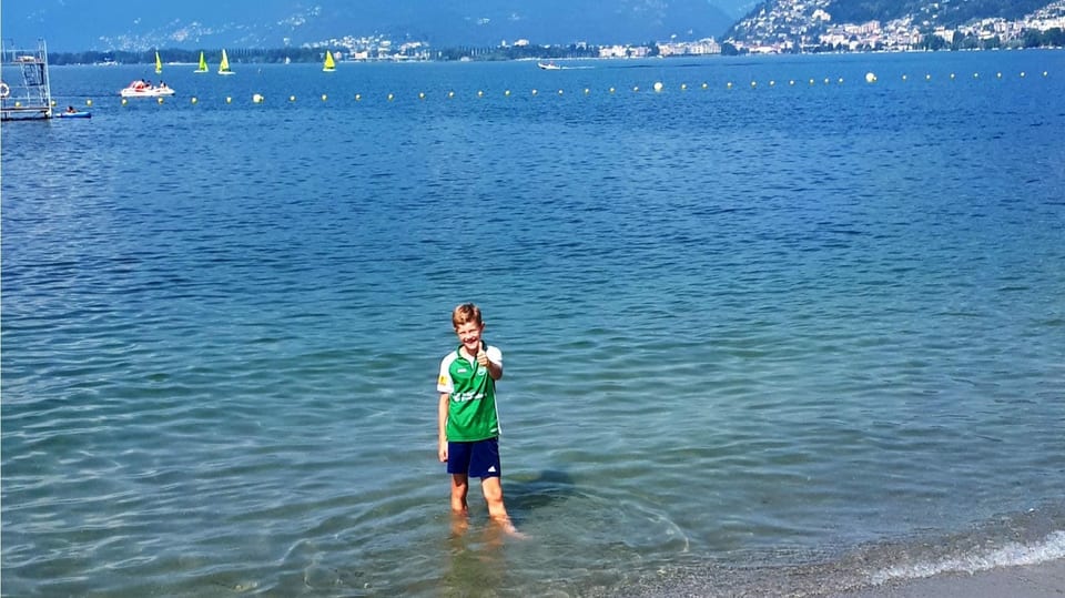 Junge steht im See