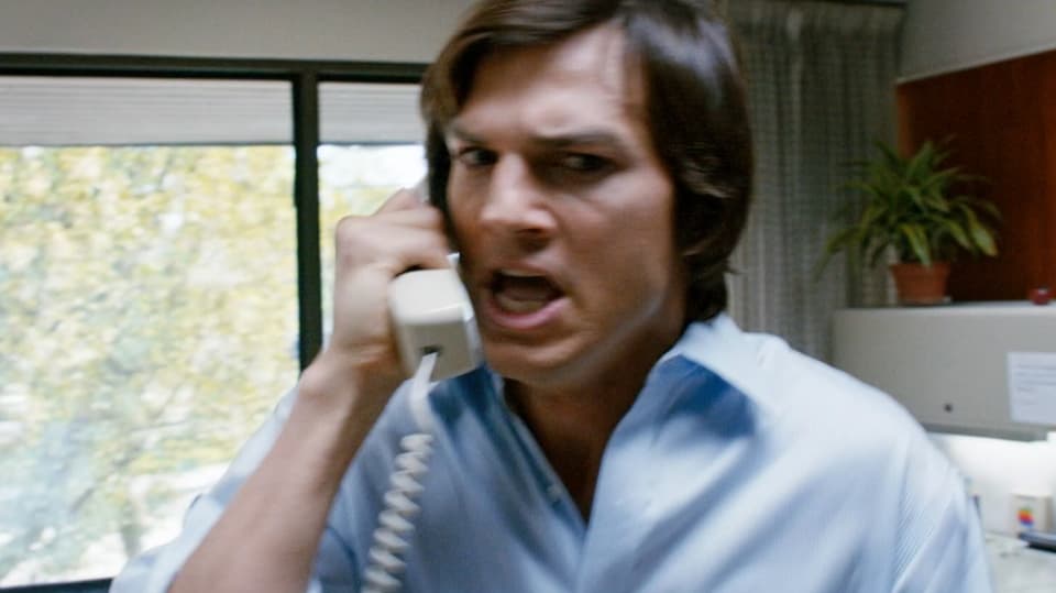 Asthon Kutcher telefoniert wütend.