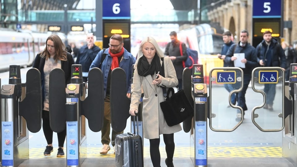 Pendler an einem Bahnhof in England