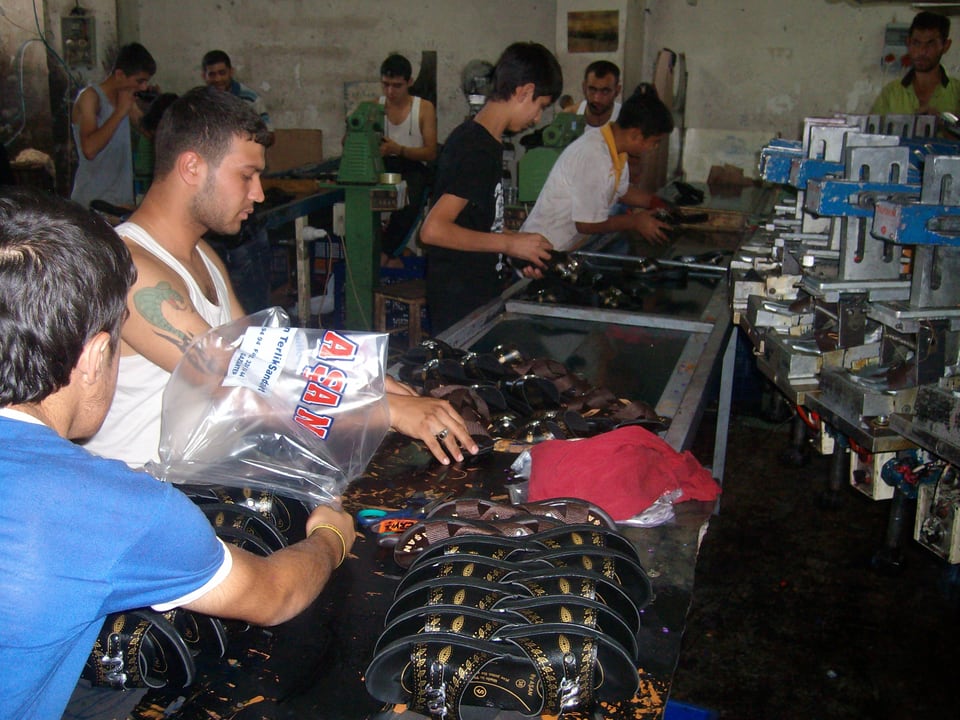 Fliessbandarbeiter in der Schuhfabrik in Gaziantep