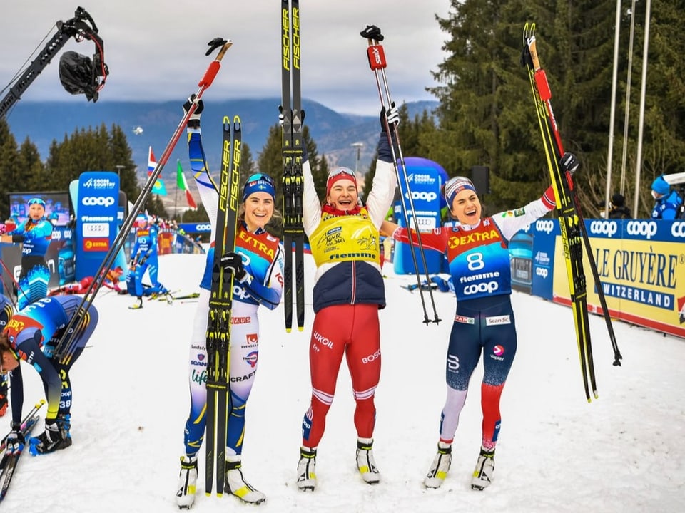 Das Tour-Podest Natalia Neprjajewa (m.) vor Ebba Andersson (l.) und Heidi Weng.