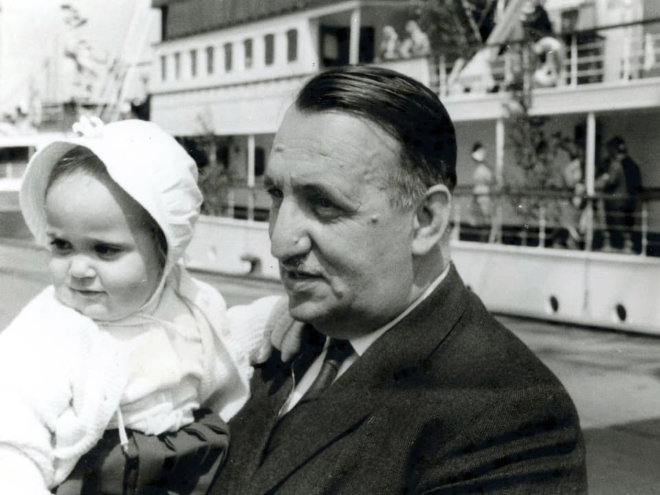 Prodolliet mit Tochter Evelyn auf einem Schiff.