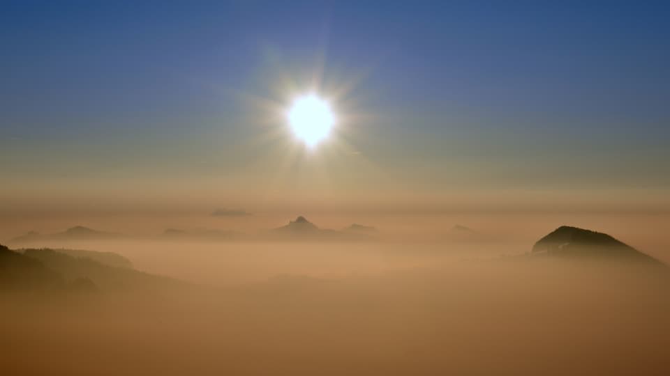 Am Sonntag lag über dem Flachland Nebel und Hochnebel. Blick vom Passwang nach Osten.