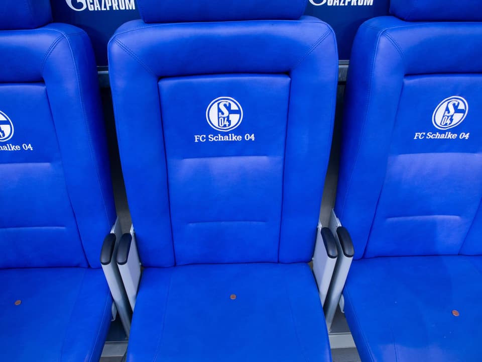 Vor dem Spiel von Schalke gegen Mainz hatte ein Schalker Anhänger auf jedem einzelnen Sitzplatz auf der Trainerbank eine Münze hingelegt.