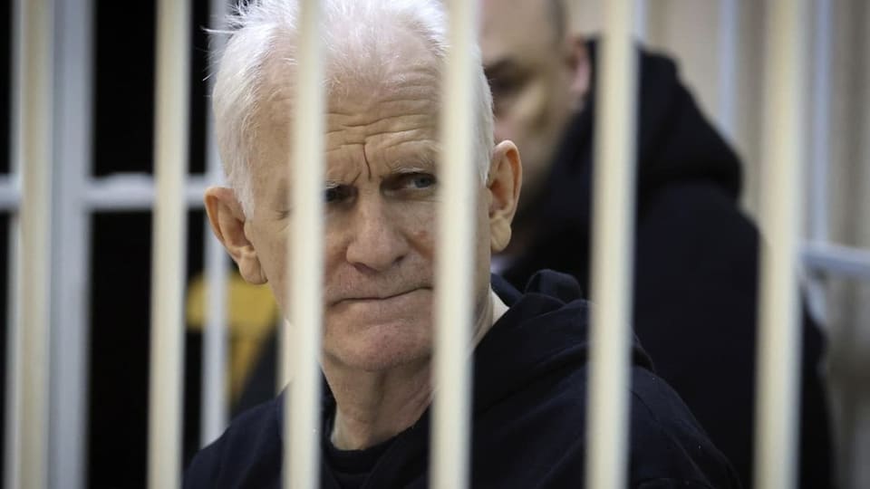 Ales Bialiatski hinter Gitter in einem Gerichtssaal.