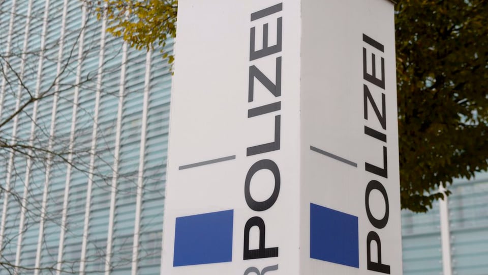 Logo der Luzerner Polizei vor deren Hauptsitz.