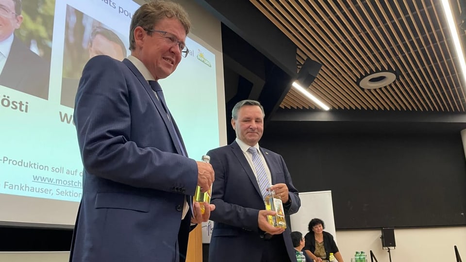 Albert Rösti und Werner Salzmann auf einer Bühne stehend