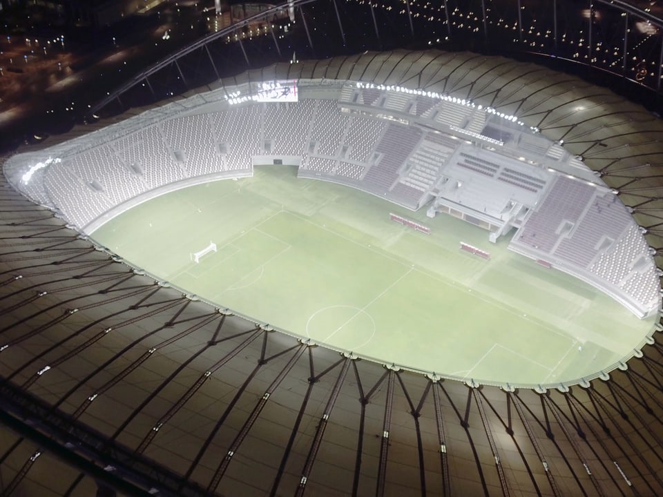 Blick von oben auf den von Flutlicht beleuchteten Innenraum des «Khalifa International Stadium»