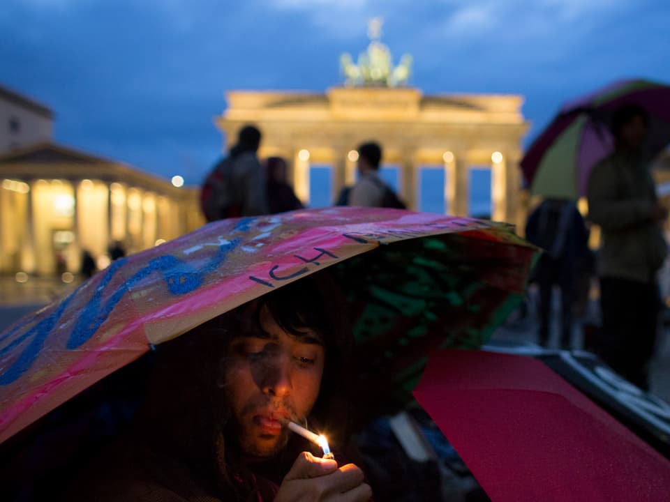 Afghanischer Flüchtlinge vor dem Brandenbuger Tor in Berlin
