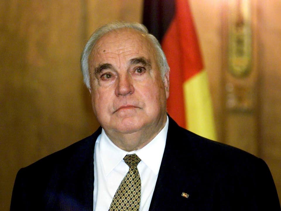 Helmut Kohl hat Tränen in den Augen.