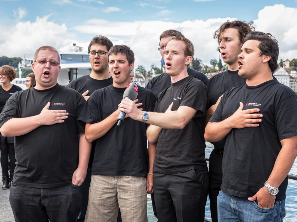 Sieben junge Männer, angereist aus der Westschweiz, um am grossen Mitsingkonzert teilzunehmen.