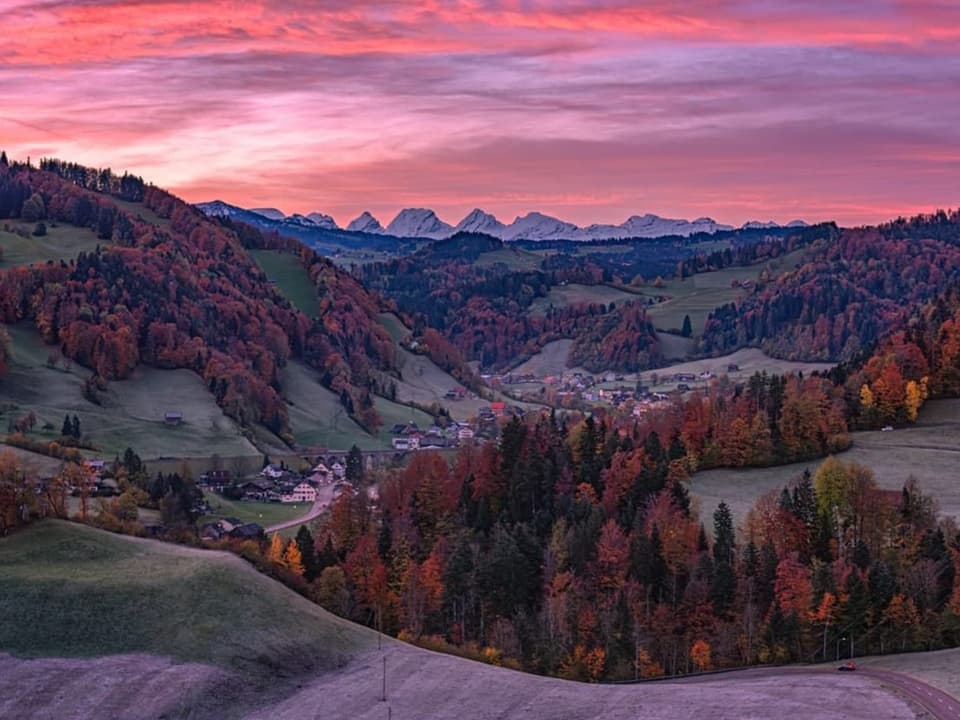 Oberhelfenschwil/SG Toller, farbenfroher Morgen im Toggenburg.