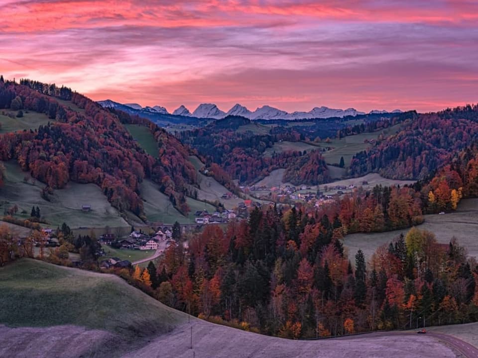 Toller, farbenfroher Morgen im Toggenburg.