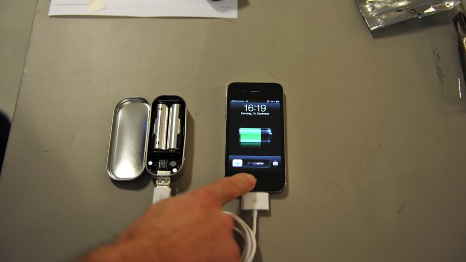 Ärgerlich für Apple: Im FabLab entstehen nützliche Dinge wie eine tragbares Ladegerät für das iPhone.