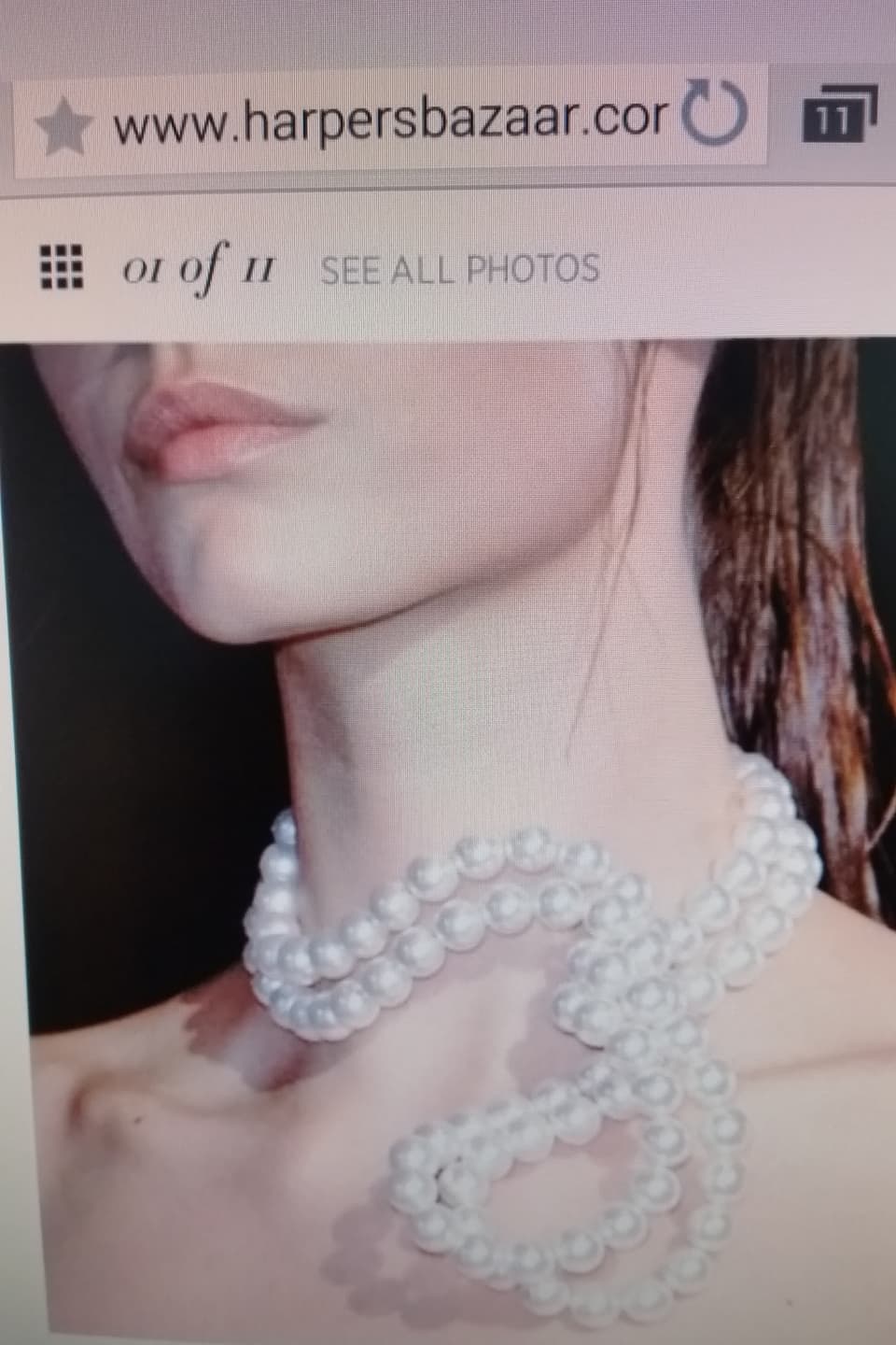 Hals eines Models mit Perlenkette